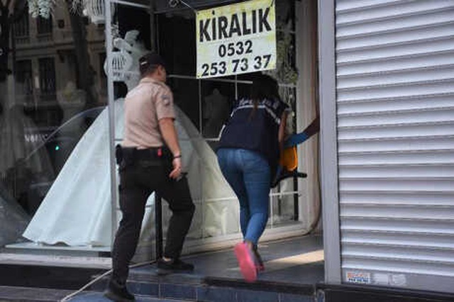İzmir'de, İş Merkezinin Bodrumunda Ceset Bulundu