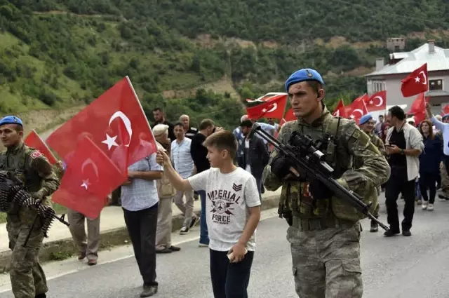 Eren Bülbül'ün Kanını Yerde Bırakmayan Kahramanları Bütün Şehir Güllerle Karşıladı