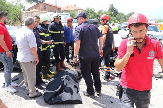 Karabük'te Otomobiller Kafa Kafaya Çarpıştı: 1 Ölü, 7 Yaralı