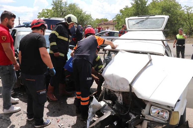 Karabük'te Otomobiller Kafa Kafaya Çarpıştı: 1 Ölü, 7 Yaralı