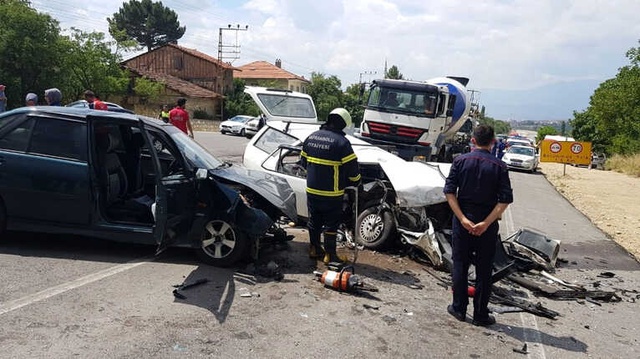 Karabük'te Otomobiller Kafa Kafaya Çarpıştı: 1 Ölü, 7 Yaralı