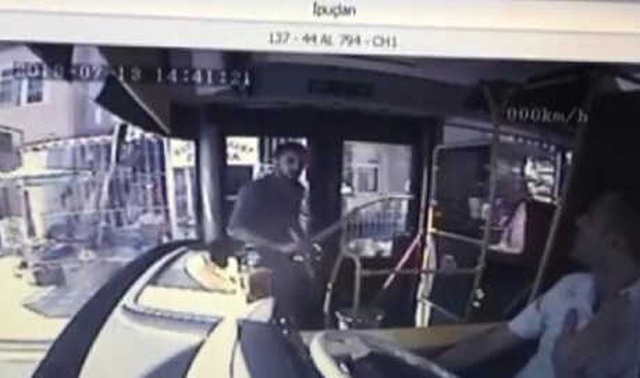 Saldırgan, Döner Bıçağıyla Otobüse Daldı, 