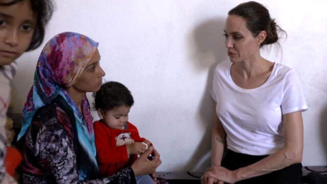 Angelina Jolie, Yardıma Muhtaç Aileyi Yalnız Bırakmadı Angelina Jolie, Yardıma Muhtaç Aileyi Yalnız Bırakmadı
