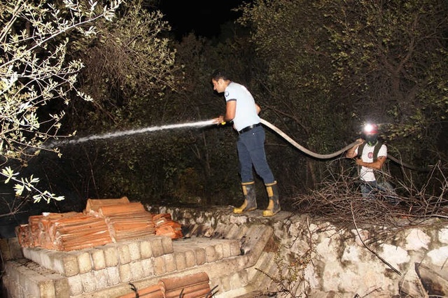 Bodrum'da Gece Yarısı Korkutan Yangın! Mahalleli Kovalarla Su Taşıdı