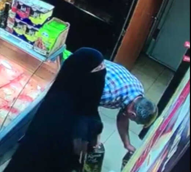 Uyanık Çift, Çarşafa Gizleyerek Bir Günde 22 Teneke <a class='keyword-sd' href='/zeytinyagi/' title='Zeytinyağı'>Zeytinyağı</a> Çaldı! O Anlar Kamerada