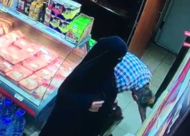 Uyanık Çift, Çarşafa Gizleyerek Bir Günde 22 Teneke Zeytinyağı Çaldı! O Anlar Kamerada
