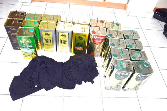 Uyanık Çift, Çarşafa Gizleyerek Bir Günde 22 Teneke Zeytinyağı Çaldı! O Anlar Kamerada