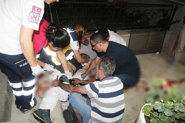 Eski Koca Dehşet Saçtı! Karısını ve Evdeki Arkadaşını Defalarca Bıçaklayıp Kanlar İçinde Bıraktı