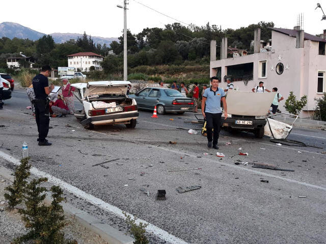 Feci Kazada Otomobil İkiye Bölündü! 4 Yaralı Feci Kazada Otomobil İkiye Bölündü! 4 Yaralı