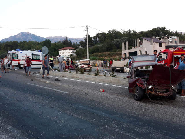 Feci Kazada Otomobil İkiye Bölündü! 4 Yaralı Feci Kazada Otomobil İkiye Bölündü! 4 Yaralı
