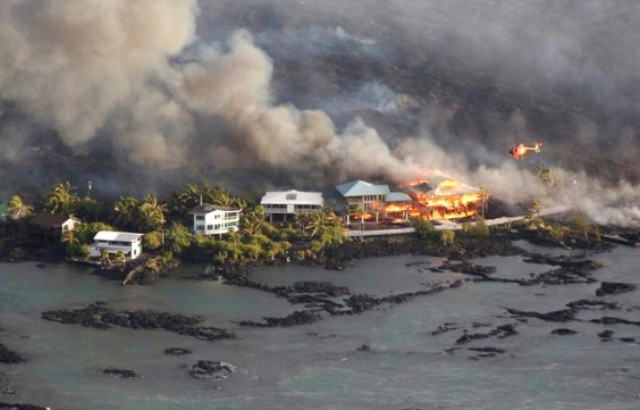 Hawaii'de Tur Teknesine, Yanardağdan Püsküren Lavlar Sıçradı
