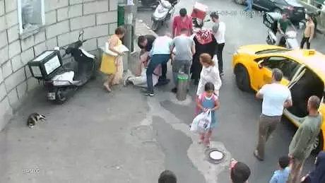 Herkes El Ele Verip Kalp Krizi Geçiren Adamı Hayata Döndürdü! O Anlar Kamerada