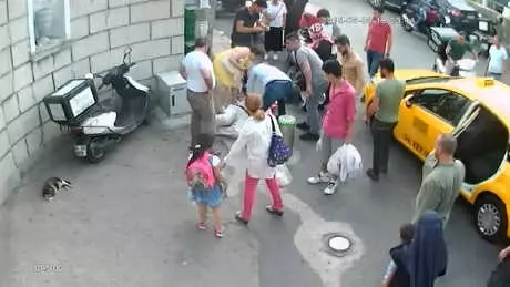 Herkes El Ele Verip Kalp Krizi Geçiren Adamı Hayata Döndürdü! O Anlar Kamerada