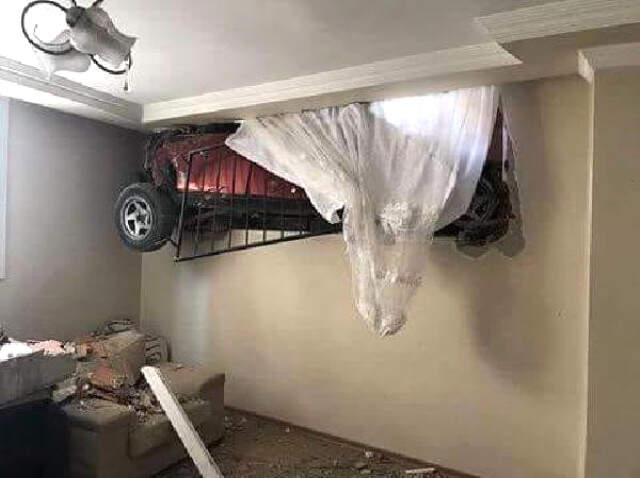 İzmir'de Garip Kaza! Sürüklenen Otomobil Eve Girdi