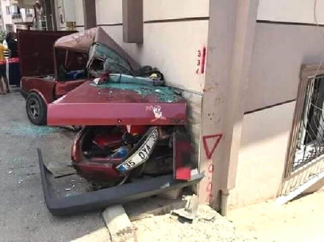 İzmir'de Garip Kaza! Sürüklenen Otomobil Eve Girdi