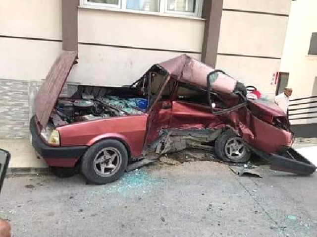 İzmir'de Garip Kaza! Sürüklenen Otomobil Eve Girdi