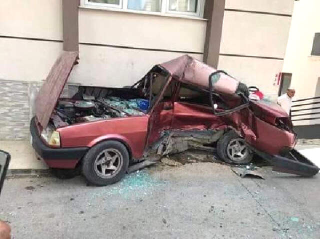 İzmir'de Garip Kaza! Sürüklenen Otomobil Eve Girdi