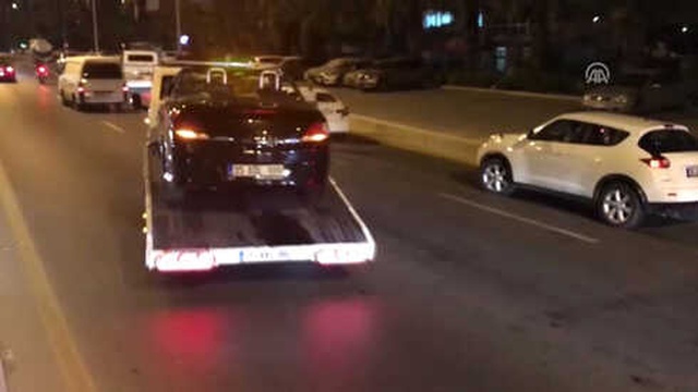 İzmir'de, Kontrolden Çıkan Otomobil Baba ile Kızını Hayattan Kopardı