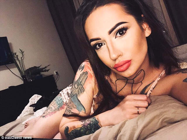 Rus Doktorun Hemşire Kıyafetiyle Verdiği Pozlar Meslektaşlarını Kızdırdı