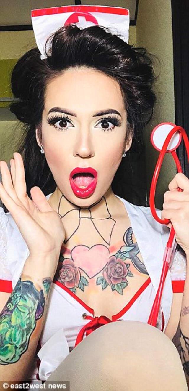 Rus Doktorun Hemşire Kıyafetiyle Verdiği Pozlar Meslektaşlarını Kızdırdı