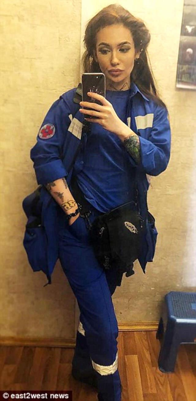 Rus Doktorun Hemşire Kıyafetiyle Verdiği Pozlar Meslektaşlarını Kızdırdı