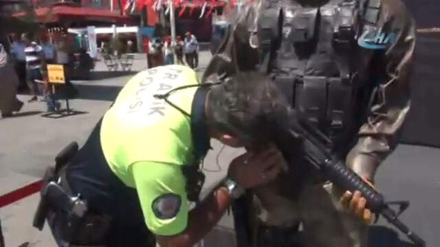Taksim Meydanı'na Konulan Ömer Halisdemir'in Heykelini Öpen Polis, Görenleri Duygulandırdı