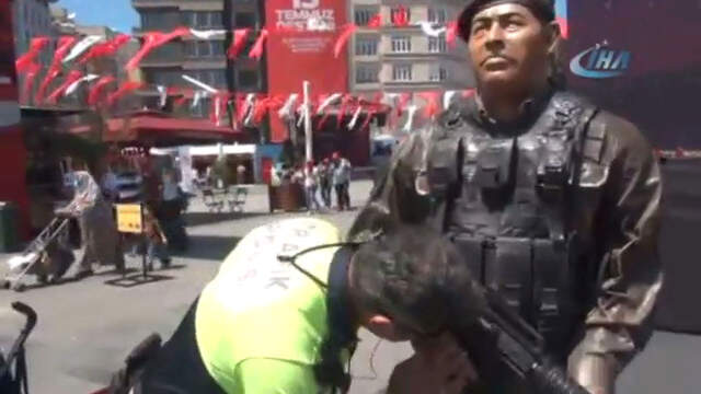 Taksim Meydanı'na Konulan Ömer Halisdemir'in Heykelini Öpen Polis, Görenleri Duygulandırdı