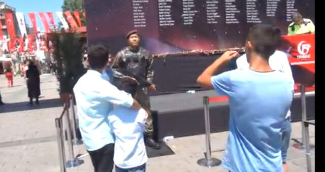 Taksim Meydanı'na Konulan Ömer Halisdemir'in Heykelini Öpen Polis, Görenleri Duygulandırdı