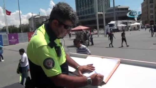 Taksim Meydanı'na Konulan Ömer Halisdemir'in Heykelini Öpen Polis, Görenleri Duygulandırdı