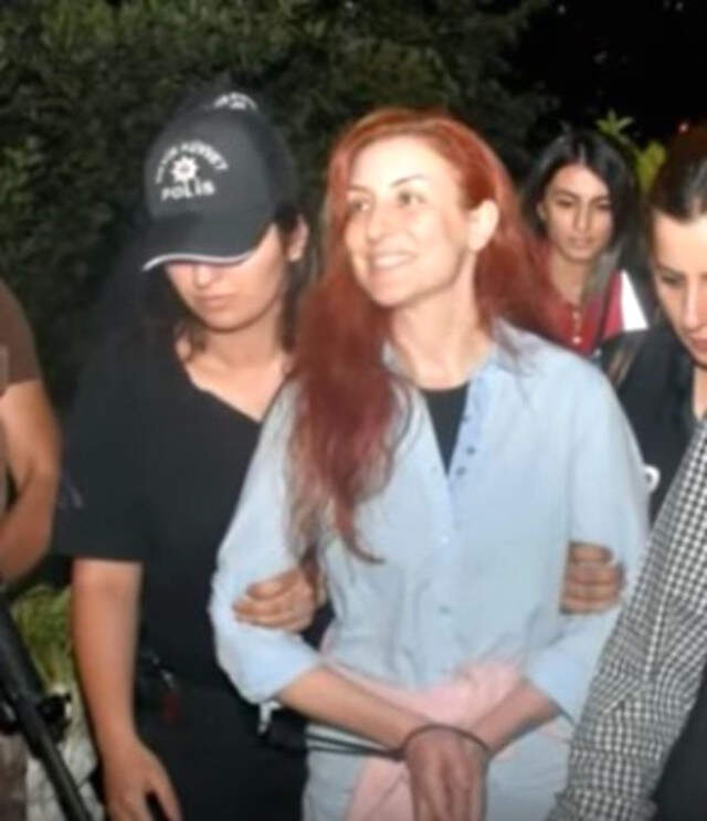 Ünlü Oyuncu Şener Şen'in Yeğeni Aslı Süme Efeoğlu Adnan Oktar Operasyonu Kapsamında Gözaltına Alındı Şener Şen'in Yeğeni Aslı Süme Efeoğlu, Adnan Oktar Operasyonu Kapsamında Gözaltına Alındı