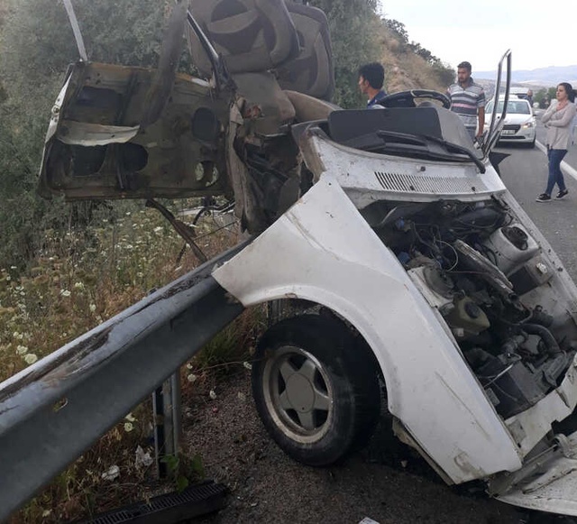 İki Araç, Yağmur Nedeniyle Kayganlaşan Yolda Birbirine Girdi: 3 Ölü, 6 Yaralı