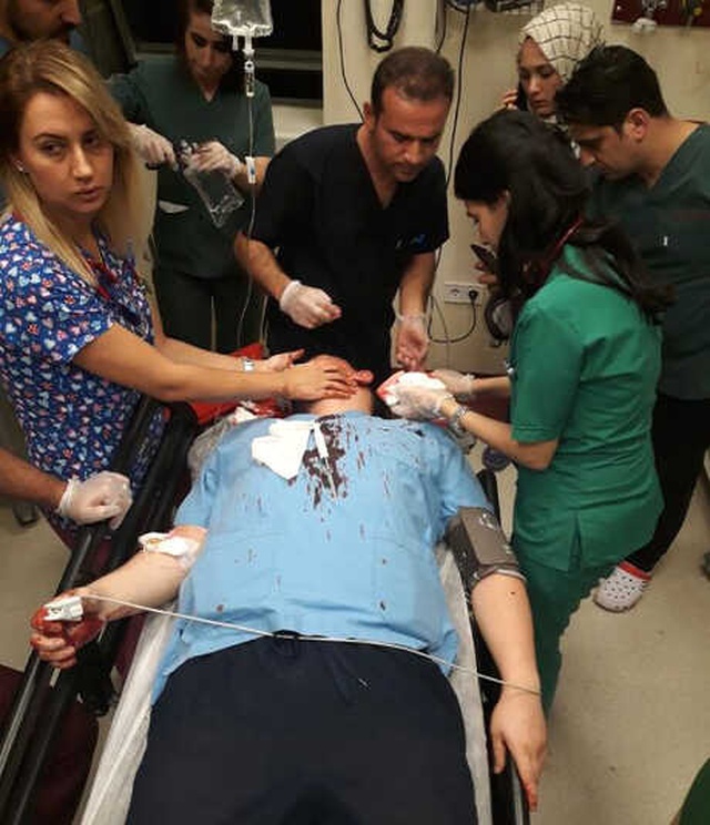 Saldırgan Baba, Çocuğun Ateşi Düşmeyince Doktorun Başında Parke Taşı Parçaladı