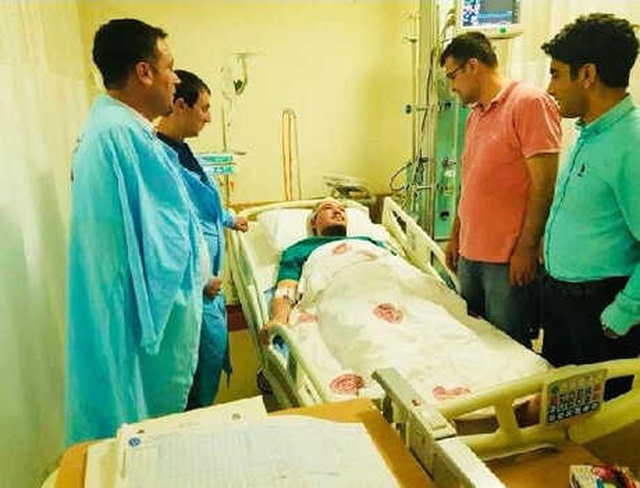 Saldırgan Baba, Çocuğun Ateşi Düşmeyince Doktorun Başında Parke Taşı Parçaladı