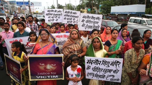 Hindistan'da 17 Erkek, 12 Yaşındaki Kız Çocuğuna Aylarca Tecavüz Edip Filme Aldı