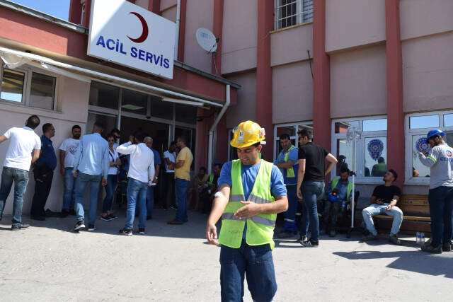 İzmir'de, Yemekten Zehirlenen 250'ye Yakın İşçi Hastaneye Akın Etti
