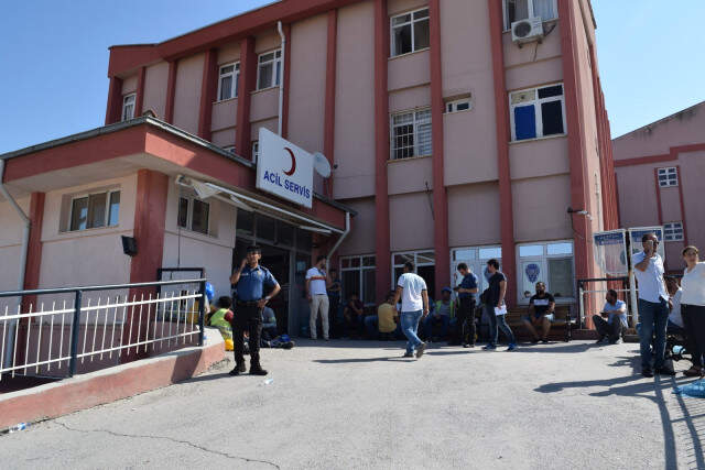 İzmir'de, Yemekten Zehirlenen 250'ye Yakın İşçi Hastaneye Akın Etti