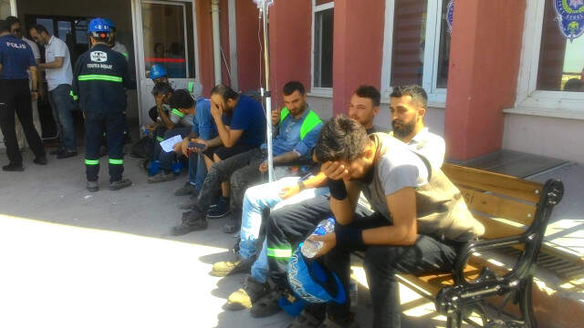İzmir'de, Yemekten Zehirlenen 250'ye Yakın İşçi Hastaneye Akın Etti