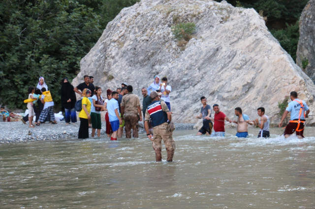 Kanyonda Mahsur Kalan Piknikçilerin Yardımına İtfaiye ve Jandarma Koştu Kanyonda Mahsur Kalan Piknikçilerin Yardımına İtfaiye ve Jandarma Koştu