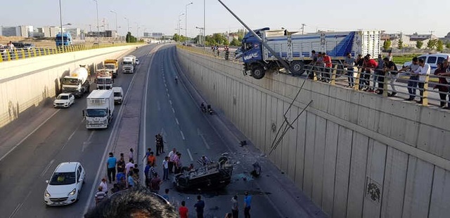 Facianın Eşiğinden Dönüldü! Kamyonla Çarpışan Araç Alt Geçite Düştü