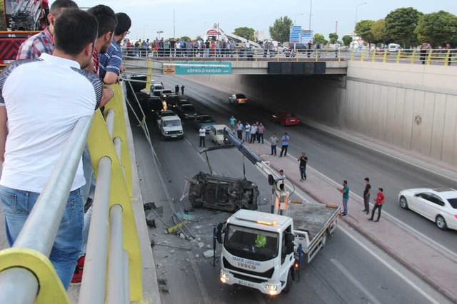 Facianın Eşiğinden Dönüldü! Kamyonla Çarpışan Araç Alt Geçite Düştü