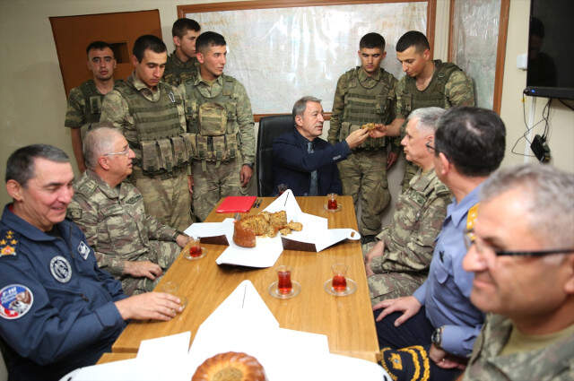 Milli Savunma Bakanı Hulusi Akar, Askerlere Elleriyle Kek İkram Etti Milli Savunma Bakanı Hulusi Akar, Askerlere Elleriyle Kek İkram Etti