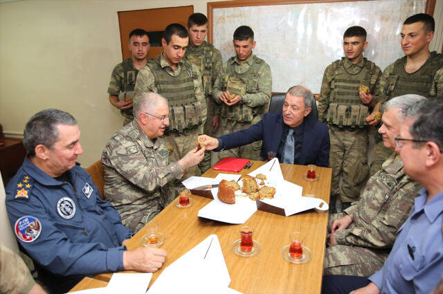 Milli Savunma Bakanı Hulusi Akar, Askerlere Elleriyle Kek İkram Etti Milli Savunma Bakanı Hulusi Akar, Askerlere Elleriyle Kek İkram Etti