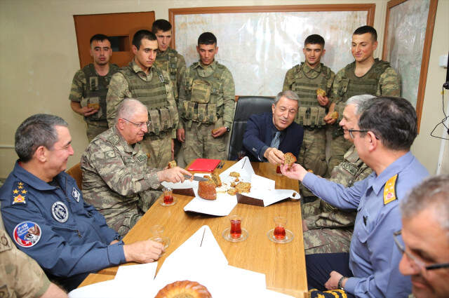 Milli Savunma Bakanı Hulusi Akar, Askerlere Elleriyle Kek İkram Etti Milli Savunma Bakanı Hulusi Akar, Askerlere Elleriyle Kek İkram Etti