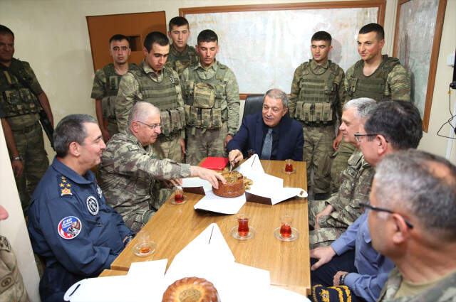 Milli Savunma Bakanı Hulusi Akar, Askerlere Elleriyle Kek İkram Etti Milli Savunma Bakanı Hulusi Akar, Askerlere Elleriyle Kek İkram Etti