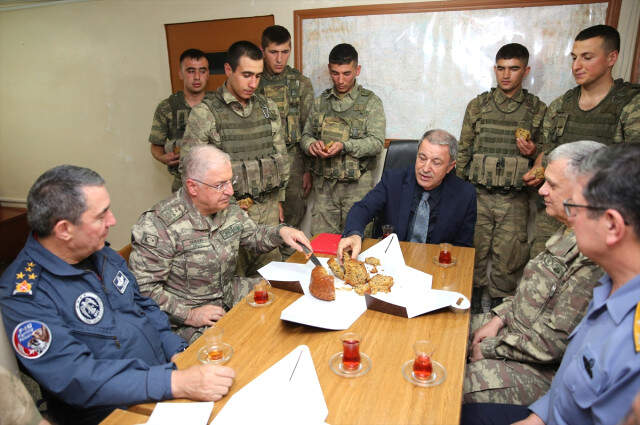Milli Savunma Bakanı Hulusi Akar, Askerlere Elleriyle Kek İkram Etti Milli Savunma Bakanı Hulusi Akar, Askerlere Elleriyle Kek İkram Etti