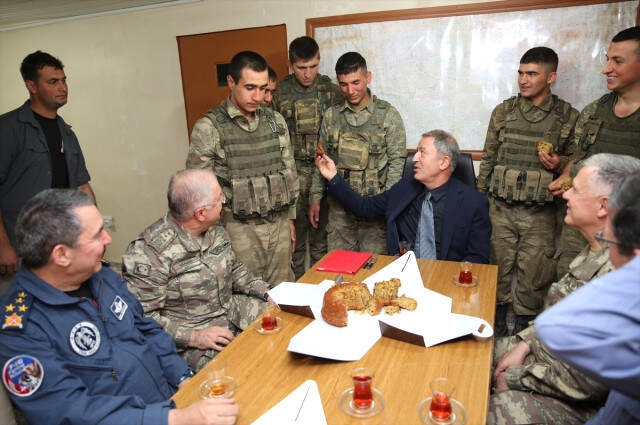 Milli Savunma Bakanı Hulusi Akar, Askerlere Elleriyle Kek İkram Etti Milli Savunma Bakanı Hulusi Akar, Askerlere Elleriyle Kek İkram Etti