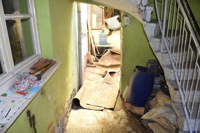 Yaşlı Adamı Çocuklarının Gözü Önünde Vahşice Katledip, Halıya Sarıp Araziye Attılar