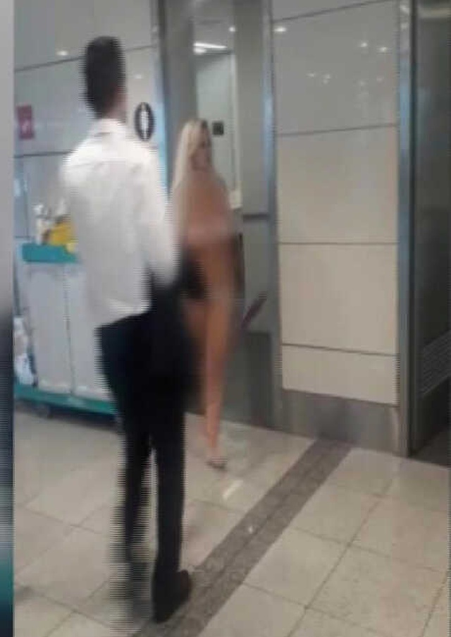 Turist Kadın, Atatürk Havalimanı'nda Çırılçıplak Soyunup Dolaştı!