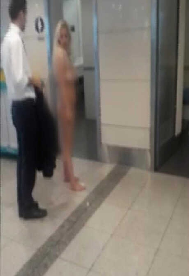 Turist Kadın, Atatürk Havalimanı'nda Çırılçıplak Soyunup Dolaştı!