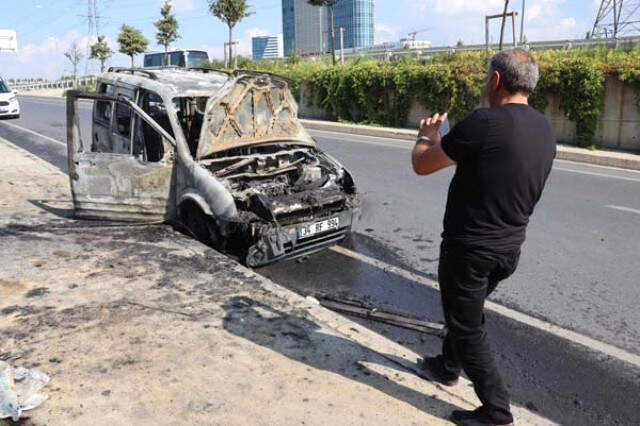 Şanssız Adamın 15 Dakika Önce Satın Aldığı Araç, Seyir Halindeyken Alev Aldı Talihsiz Adamın 15 Dakika Önce Satın Aldığı Araç, Seyir Halindeyken Alev Aldı